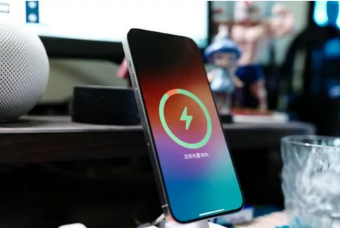 延安苹果15换屏服务分享用什么充电器给iPhone15充电更好 